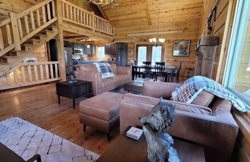 Custer House | Jewel Lodge-Horse & Pet Friendly, Hot Tub