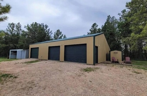 Custer House | Jewel Lodge-Horse & Pet Friendly, Hot Tub