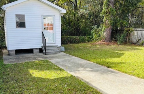 Dillard House | JEWEL OF GENTILLY-Cute Comfy 2bd 2bath sleeps 8, close to all the action