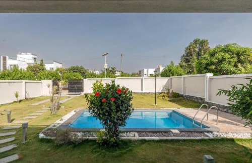 Hosur Villa | JhilMil Pool Villa by StayJadeParty VillaLawn
