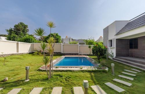 Hosur Villa | JhilMil Pool Villa by StayJadeParty VillaLawn