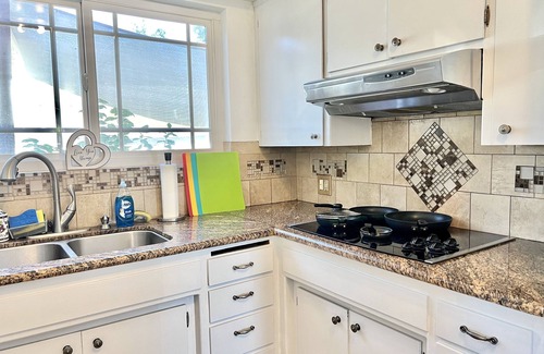 Pomona House | Jie’s choice—Modern Elegance 3B2B in Pomona