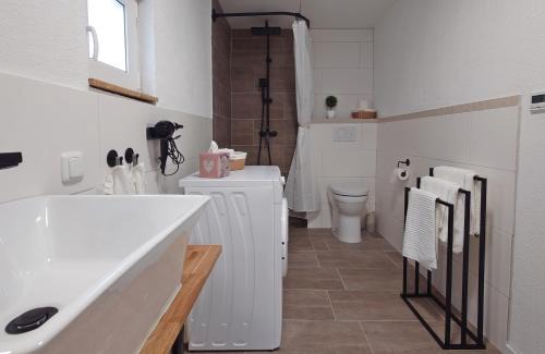 Burghausen Apartment | JIRVISTA-Homes, voll ausgestattete Wohnung im EG, kontaktloser Zutritt