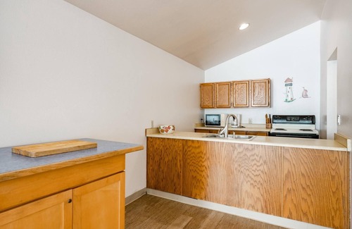 Birch Bay Condo | JL 1002: 2 Bedroom Condo, walking distance to restaurants!