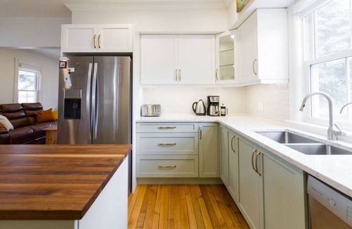 Greater Napanee Apartment | Joanie`s Farmhouse · Waterfront with Hot Tub