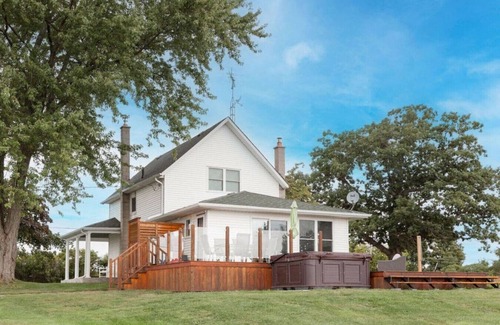 Greater Napanee Apartment | Joanie`s Farmhouse · Waterfront with Hot Tub