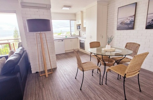 Moreton Bay Region Apartment | Joanne Apartments -2 bedroom apartment with stunning views of the ocean.