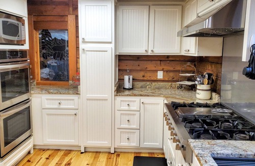 Rocky Bottom House | Jocassee Gorge Mountain Lodge on creek-Waterfront