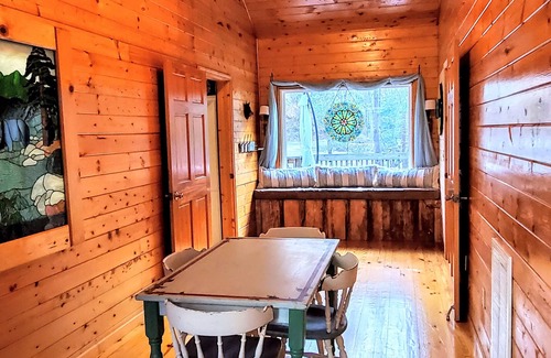Rocky Bottom House | Jocassee Gorge Mountain Lodge on creek-Waterfront