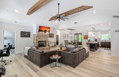 Salem House | Jocassee Retreat - .5 miles from Lake Jocassee