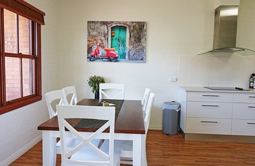Eden Apartment | Jodi's Beach Retreat: 2 bedroom pet friendly apartment