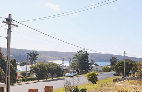 Eden Apartment | Jodi's Beach Retreat: 2 bedroom pet friendly apartment