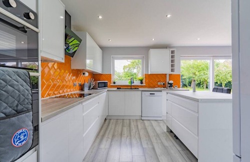 Ruddington House | Jodi's Bungalow, Parking & Large Garden
