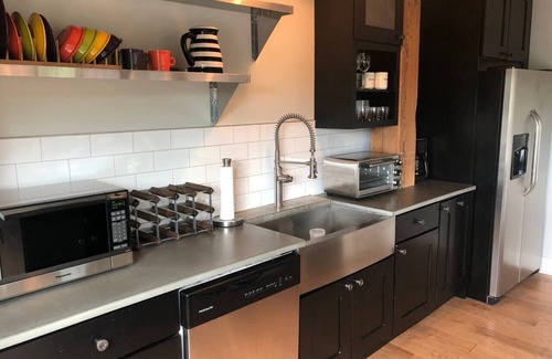 Downtown Rochester Apartment | JOEY'S PLACE - A MODERN SOPHISTICATED INDUSTRIAL OPEN SPACE LOFT