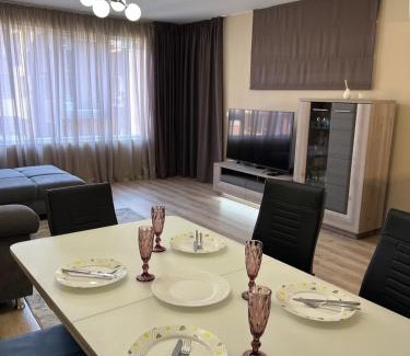 rayon Triaditsa Apartment | Johannesburg Spacious Family apt w Free Parking and Playground