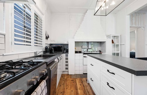 Orange House | Johnno's Cottage - Prime Location - Sleeps 4