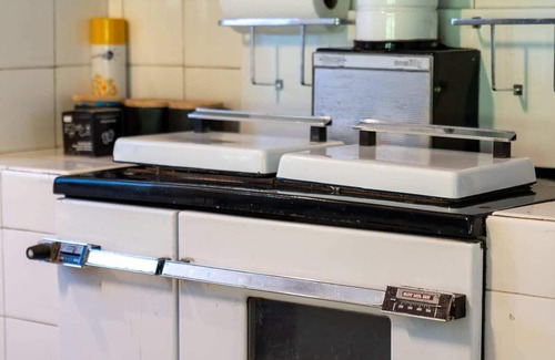Orange House | Johnno's Cottage - Prime Location - Sleeps 4