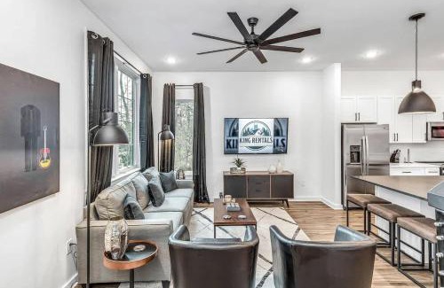 Cleveland Park House | Johnny and June House - Walk to Bars Quick Uber to Downtown