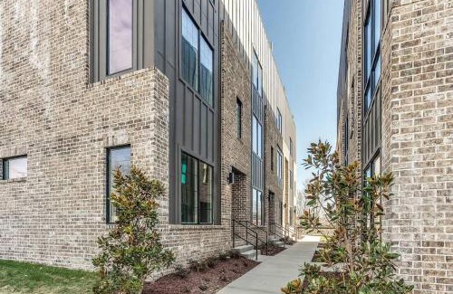 Cleveland Park House | Johnny and June House - Walk to Bars Quick Uber to Downtown