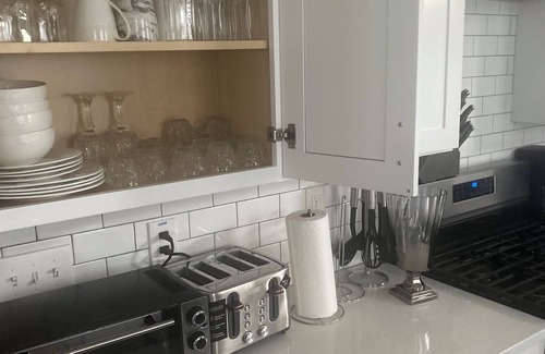 Greektown House | John’s Hopkins Downtown free parking 3 bedroom 3 bth sleeps 8 rooftop deck