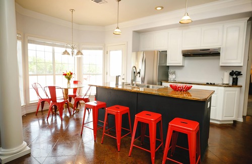 Johnson City House | Johnson City+Pool=Fall FUN! Enjoy the TX Hill County, Wineries & Exotic Zoo!