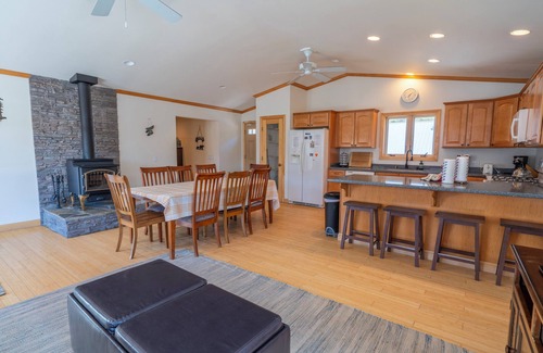June Lake Condo | Johnson Suite- 1.5 miles from June mountain. Walk to both June and Gull Lake Marina's