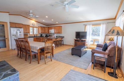 June Lake Condo | Johnson Suite- 1.5 miles from June mountain. Walk to both June and Gull Lake Marina's