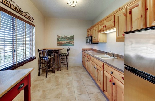 Johnston Hotel | Johnston Retreat: Enjoy On-site Bearly's Bar in Our Rustic-Themed Stay, Parking