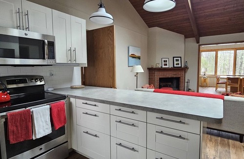 La Pointe Cabin | Johnston`s Golf Cottage - Madeline Island Golf Retreat Close to Town