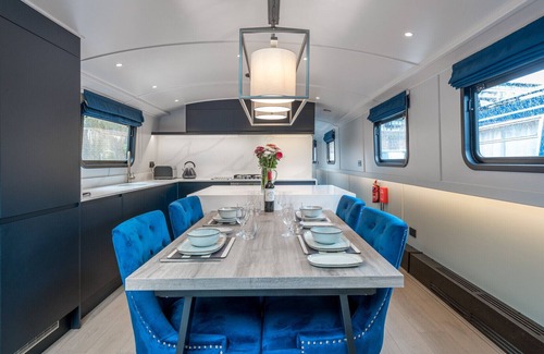 Limehouse Boat Rental | JOIVY Elegant 2-bed houseboat near Canary Wharf