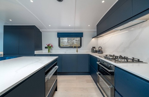 Limehouse Boat Rental | JOIVY Elegant 2-bed houseboat near Canary Wharf