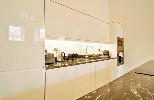 New Town Apartment | JOIVY Luxury George Street Apartments: Edinburgh Suite
