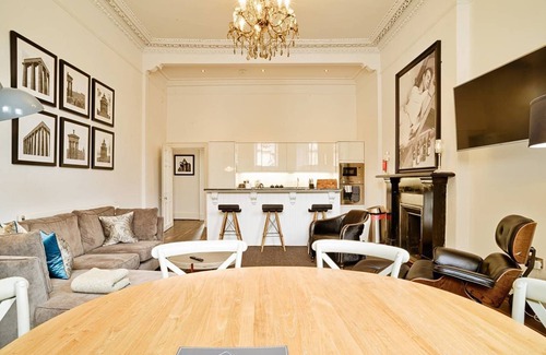 New Town Apartment | JOIVY Luxury George Street Apartments: Edinburgh Suite