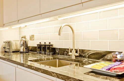 New Town Apartment | JOIVY Luxury George Street Apartments: Edinburgh Suite