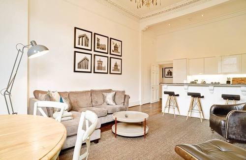 New Town Apartment | JOIVY Luxury George Street Apartments: Edinburgh Suite