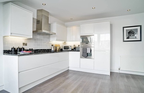 New Town Apartment | JOIVY Luxury George Street Apartments: Castle Suite