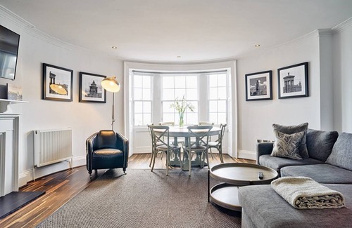 New Town Apartment | JOIVY Luxury George Street Apartments: Castle Suite