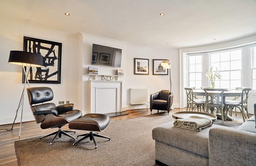 New Town Apartment | JOIVY Luxury George Street Apartments: Castle Suite