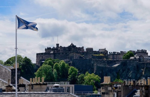 New Town Apartment | JOIVY Luxury George Street Apartments: Castle Suite