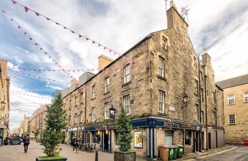 New Town Apartment | JOIVY Perfect Location! - Stylish & Cosy Rose St Apt