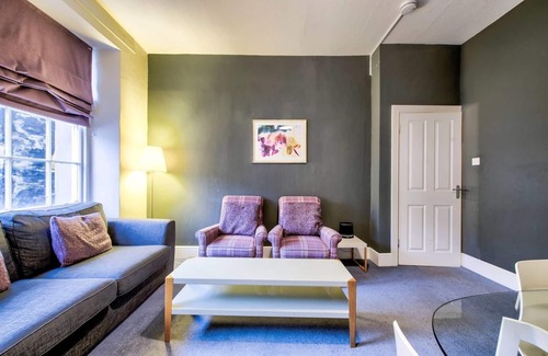 New Town Apartment | JOIVY Perfect Location! - Stylish & Cosy Rose St Apt