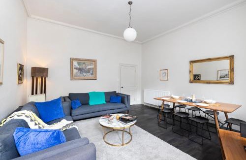 Old Town Apartment | JOIVY Sophisticated Apt near Edinburgh Castle