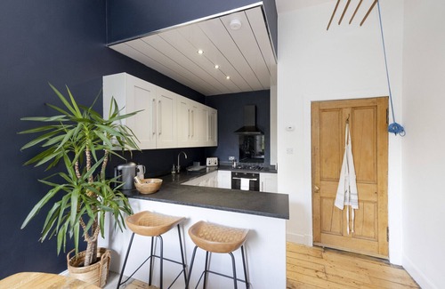 Merchiston Apartment | JOIVY Striking 1-bed apt near Fountain Park
