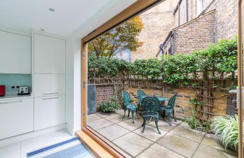 Shepherd's Bush Apartment | JOIVY Stunning 3 bed, 2 bath house with garden and rooftop terrace