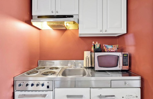 Wilmington Historic District Hotel | JoJo's Jewel on Front! Perfect location in the Heart of Downtown!