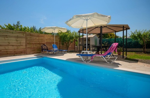 Roda House | Jokos in Roda: Cozy 2-Storey Home Near Agnos Beach