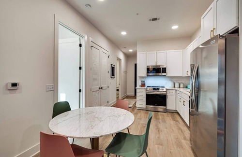 East Nashville Apartment | Jolene on Main | East Nash | 1 Mile to DTNash | A+, Jolene on Main | East Nash | 1 Mile to DTNash |