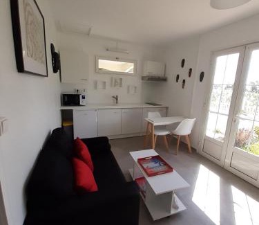 Sainte-Suzanne Apartment | Joli studio rez de jardin, piscine, jacuzzi