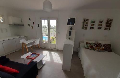 Sainte-Suzanne Apartment | Joli studio rez de jardin, piscine, jacuzzi