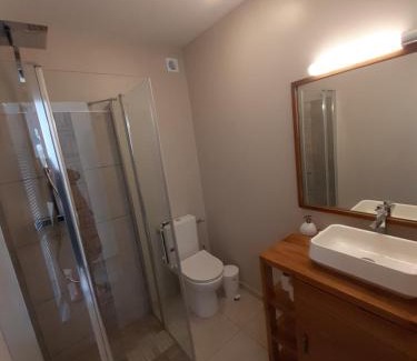 Sainte-Suzanne Apartment | Joli studio rez de jardin, piscine, jacuzzi